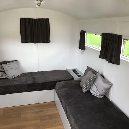 Orchard Hideaways - Work & Campsite