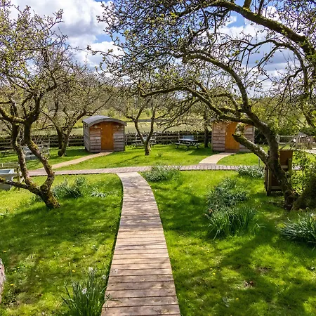 Campsite Orchard Hideaways - Work & *