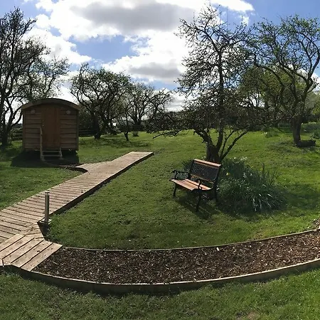 مكان تخييم Orchard Hideaways بنريث